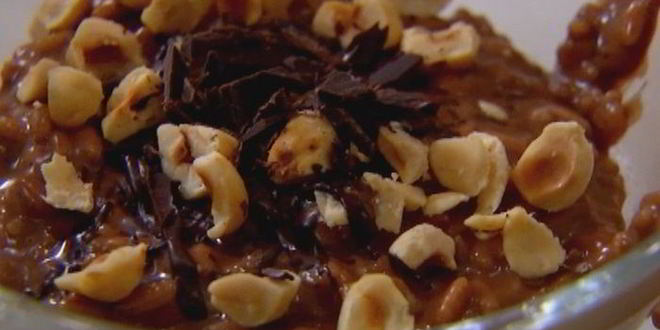Рецепт шоколадной рисовой каши с изюмом и орехами