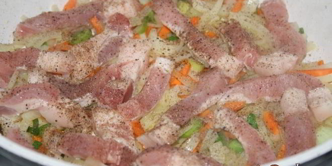 Рецепт сытной рисовой каши со свининой и беконом на топленом сливочном масле