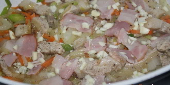 Рецепт сытной рисовой каши со свининой и беконом на топленом сливочном масле