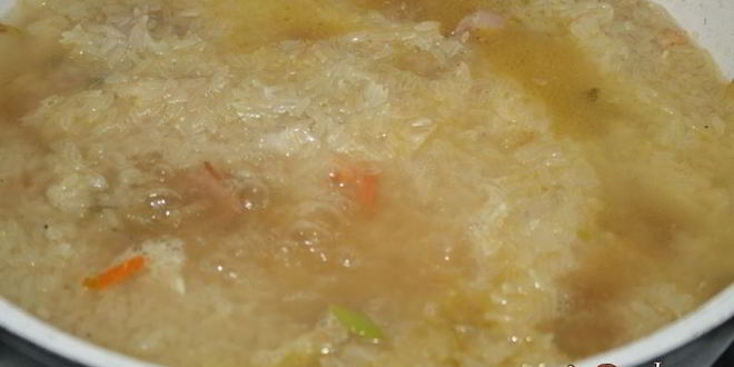 Рецепт сытной рисовой каши со свининой и беконом на топленом сливочном масле