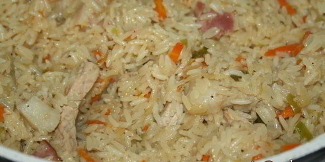 Рецепт сытной рисовой каши со свининой и беконом на топленом сливочном масле