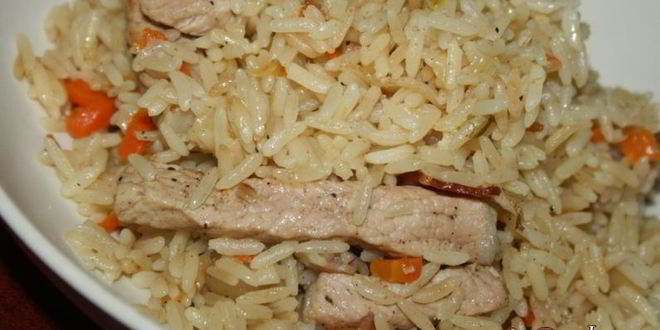 Рецепт сытной рисовой каши со свининой и беконом на топленом сливочном масле