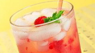 Рецепт Ананасового пунша с самбукой и малиной