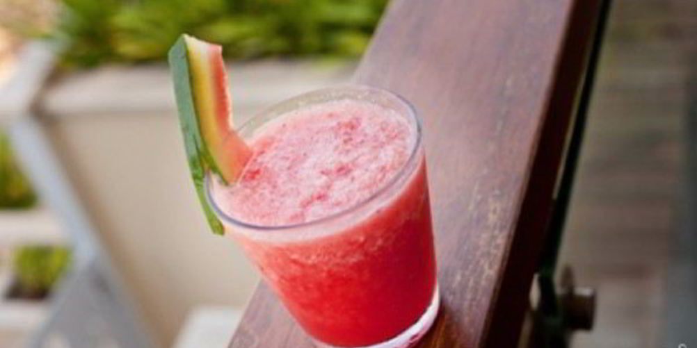 Как приготовить арбузно-клубничный коктейль