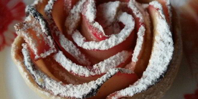 Рецепт чайных розочек в слоеном тесте