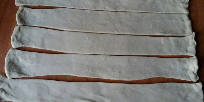 Рецепт чайных розочек в слоеном тесте