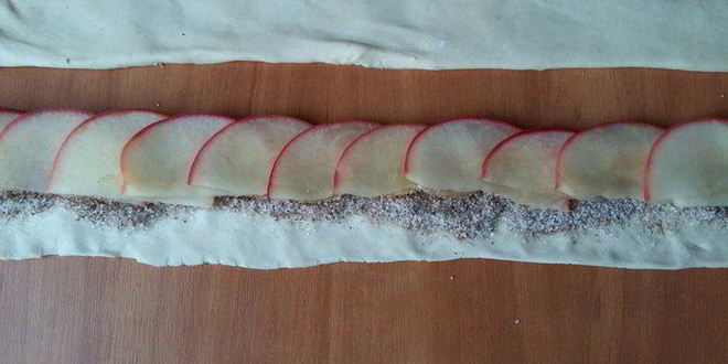 Рецепт чайных розочек в слоеном тесте