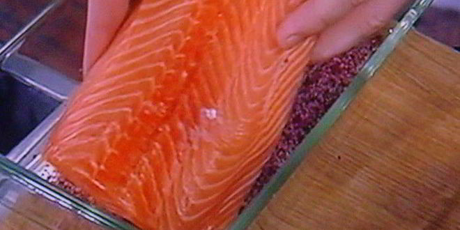 Рецепт лосося, засоленного в листьях чая каркаде