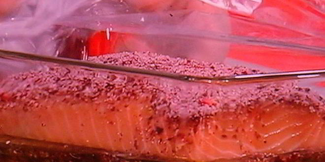 Рецепт лосося, засоленного в листьях чая каркаде