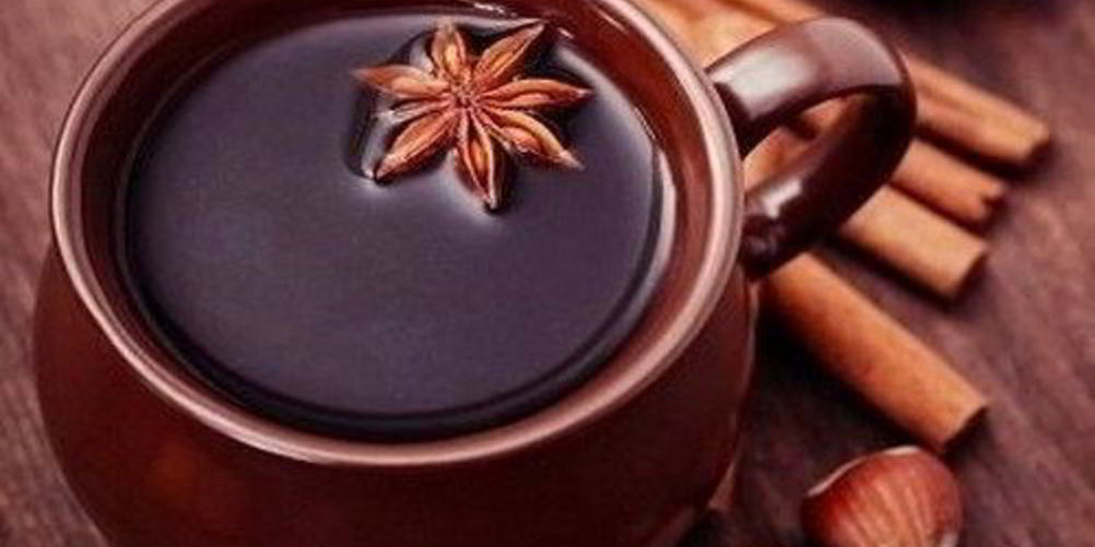 Как приготовить домашний глинтвейн с корицей и мускатным орехом