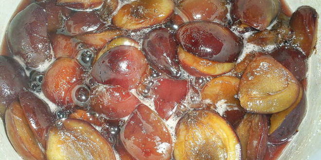 Рецепт карамелизированных слив в густом сиропе