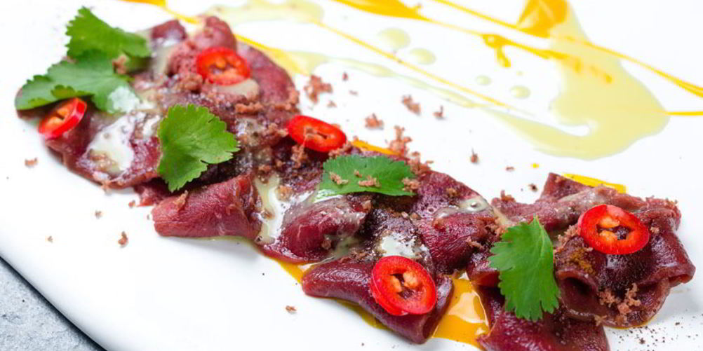 Как приготовить строганину из северного оленя с соусом из манго