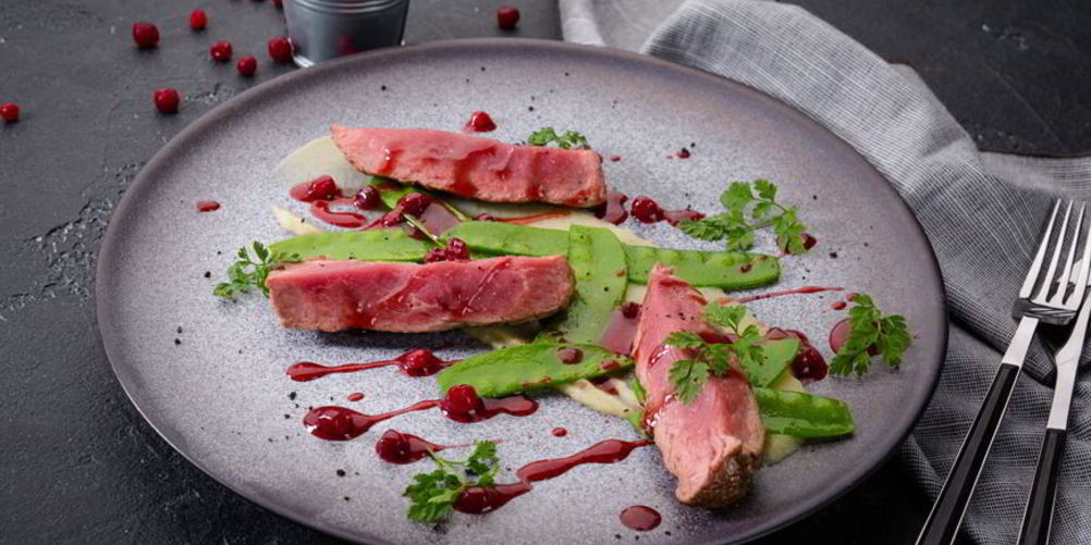 Как приготовить вырезку теленка с зеленым горошком, кофейно-брусничным соусом и пюре из яблок и сельдерея