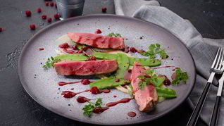 Рецепт Вырезки теленка с зеленым горошком, кофейно-брусничным соусом и пюре из яблок и сельдерея