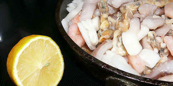 Рецепт коктейля морского в сметане с луком