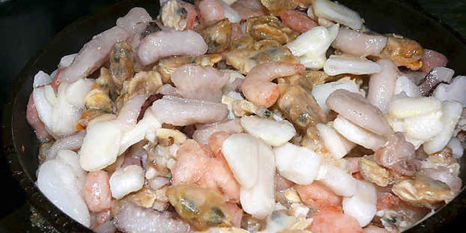 Рецепт коктейля морского в сметане с луком