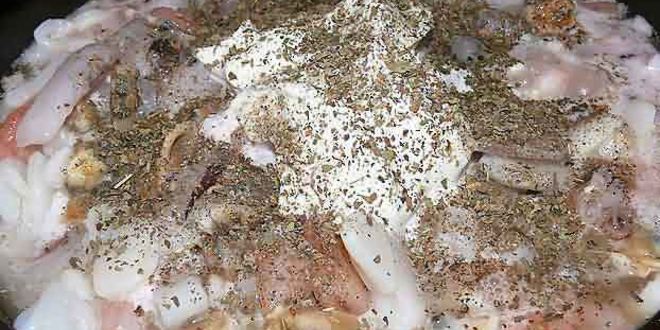 Рецепт коктейля морского в сметане с луком