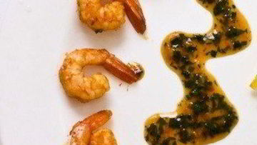 Рецепт Креветочного коктейля с соусом из манго и базилика