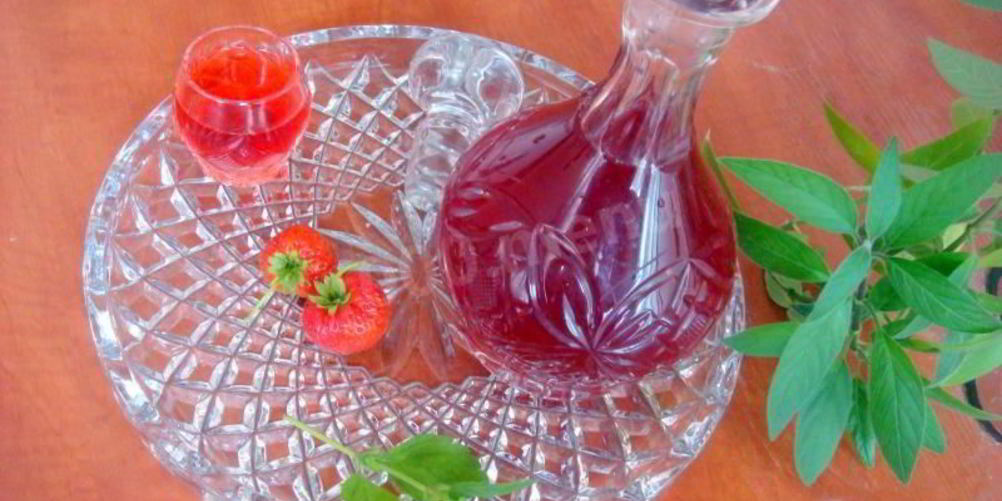 Как приготовить клубничный ликер