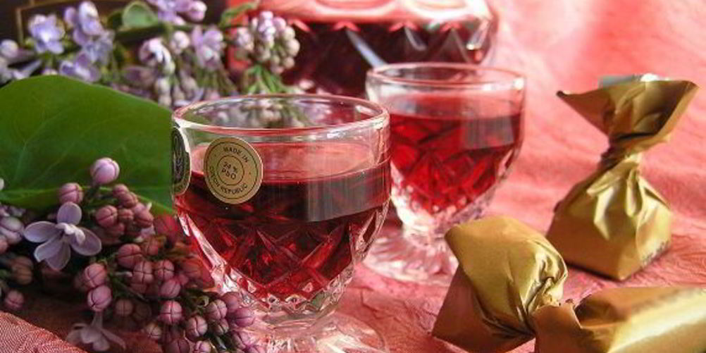 Как приготовить малиновый ликер с ванилью