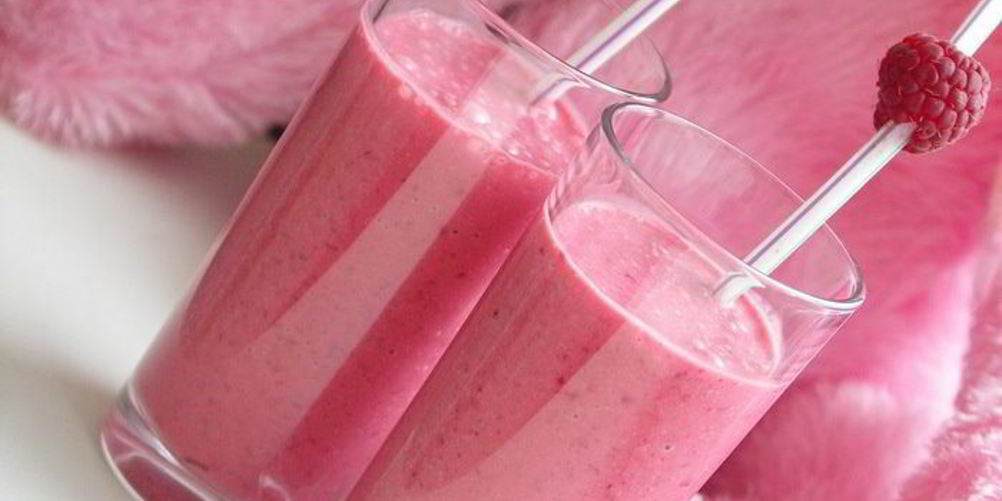 Как приготовить малиновый коктейль с корицей