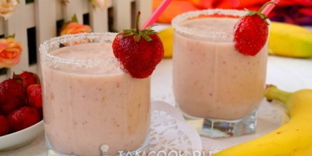 Как приготовить клубнично-банановый молочный коктейль