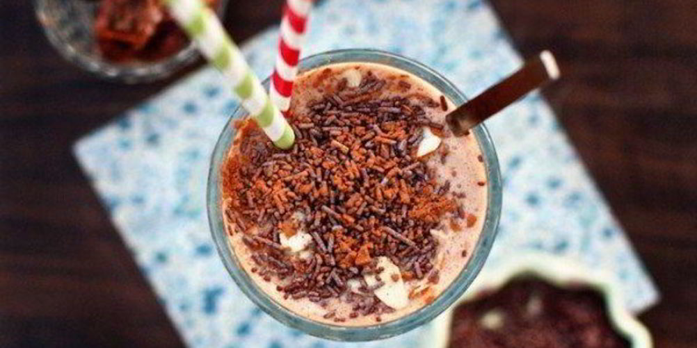 Как приготовить молочный коктейль с орехами и карамелью