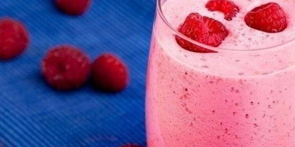 Как приготовить освежающий молочный коктейль с малиной