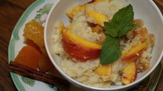 Рецепт Рисовых хлопьев с персиками, сухофруктами и кленовым сиропом