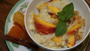 Рецепт Рисовых хлопьев с персиками, сухофруктами и кленовым сиропом