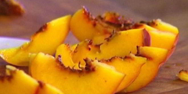 Рецепт рисовых хлопьев с персиками, сухофруктами и кленовым сиропом