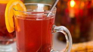 Рецепт Рождественского пунша с сидром, ромом и клюквой