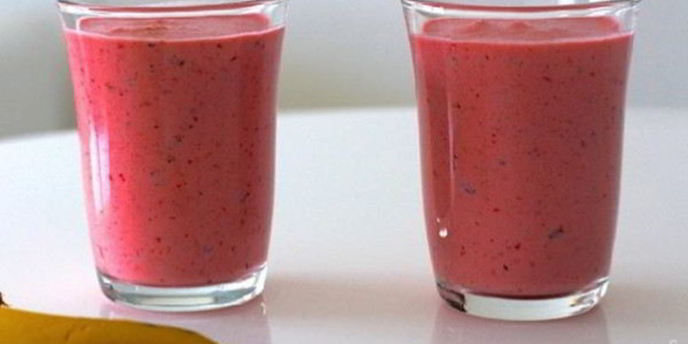 Как приготовить клубнично-банановый смузи