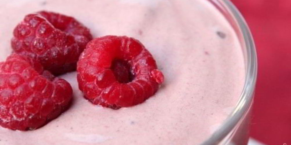 Как приготовить малиново-банановый смузи