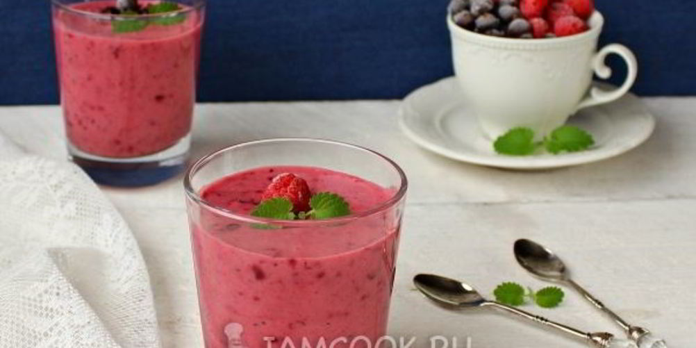 Как приготовить малиновый смузи с бананом и черной смородиной