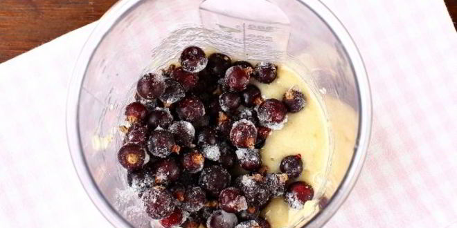 Рецепт малинового смузи с бананом и черной смородиной