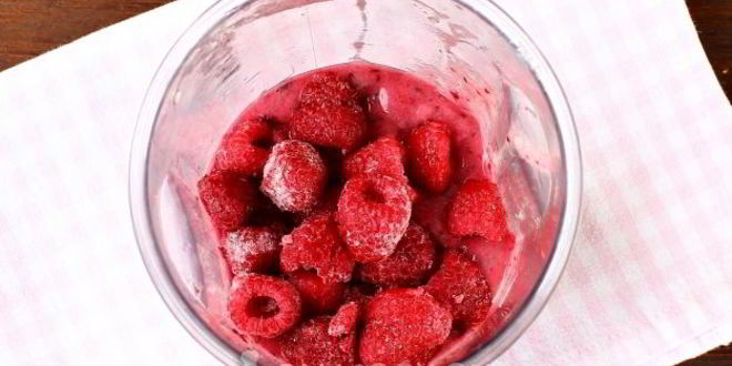 Рецепт малинового смузи с бананом и черной смородиной