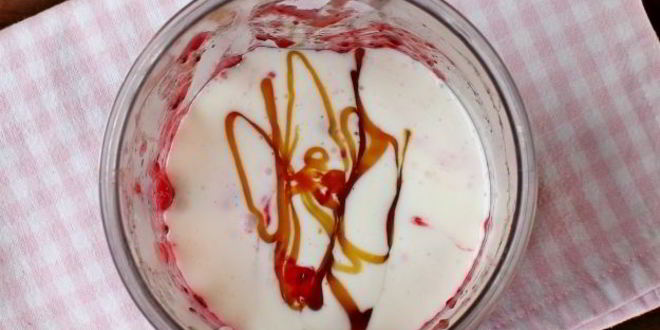 Рецепт малинового смузи с бананом и черной смородиной