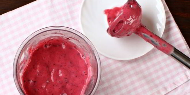 Рецепт малинового смузи с бананом и черной смородиной