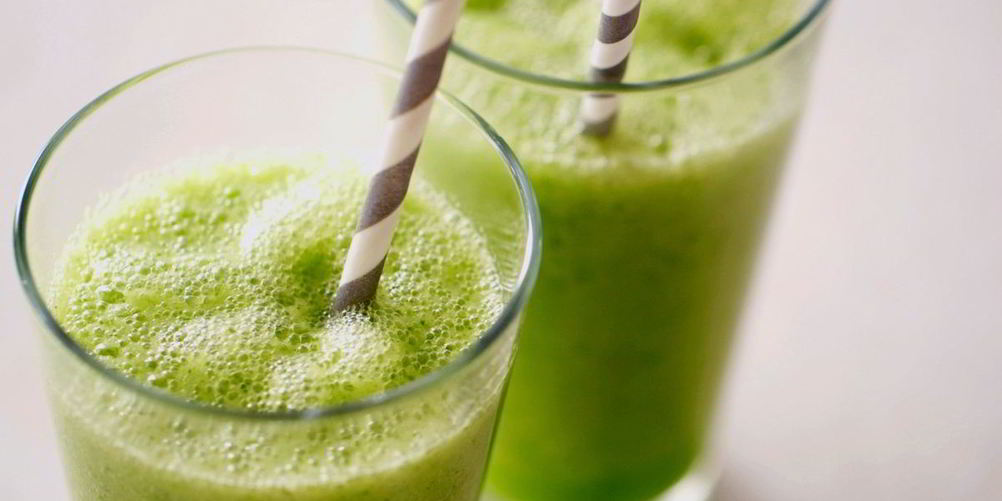 Как приготовить полезный смузи с фруктами и шпинатом