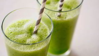 Рецепт Полезного смузи с фруктами и шпинатом