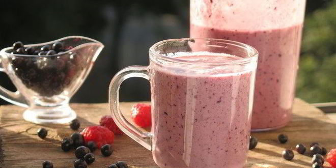 Рецепт смузей с ягодами и кислым молоком
