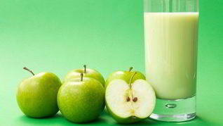 Рецепт Яблочного коктейля на кефире с корицей