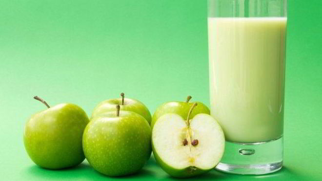 Рецепт Яблочного коктейля на кефире с корицей