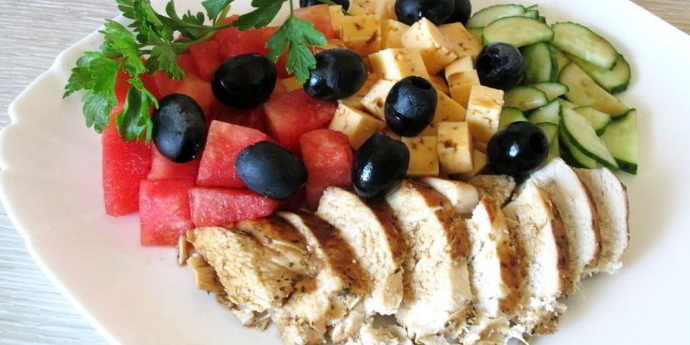 Как приготовить греческий салат с куриной грудкой, арбузом и фетой
