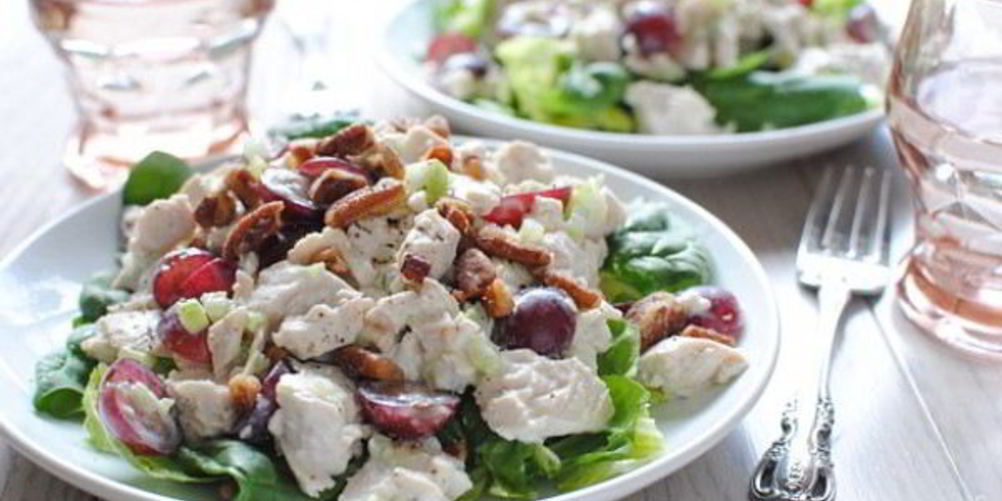 Как приготовить греческий салат с курицей и йогуртом