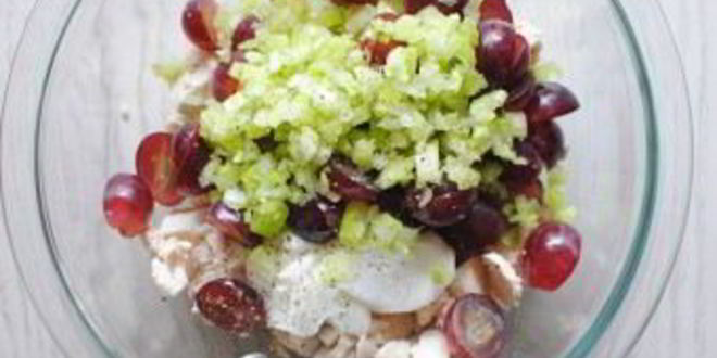 Рецепт греческого салата с курицей и йогуртом