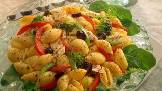 Рецепт Греческого салата с пастой и тунцом