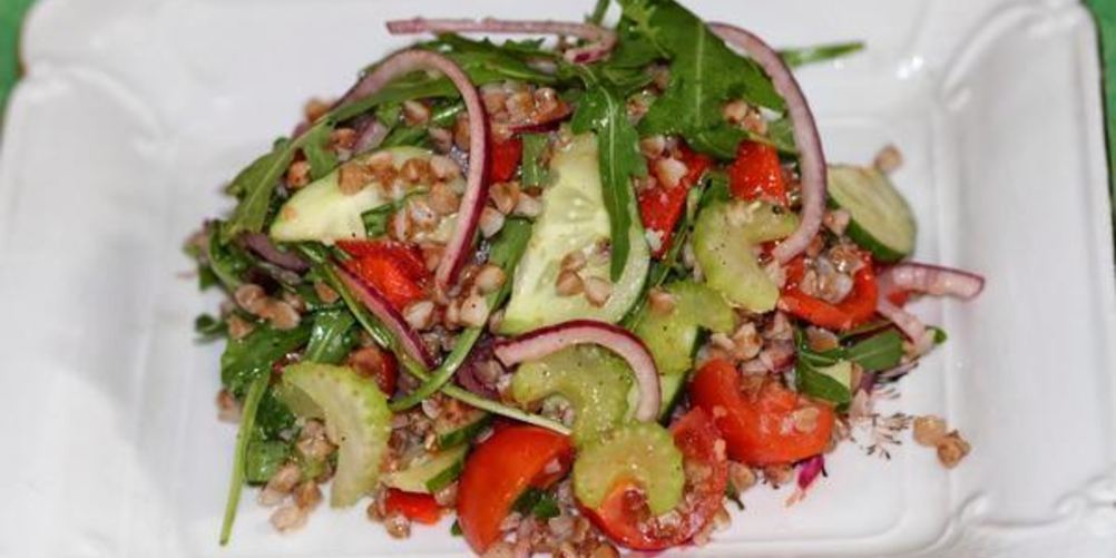 Как приготовить овощной салат с гречкой