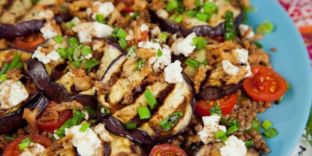 Как приготовить салат из гречки с баклажаном